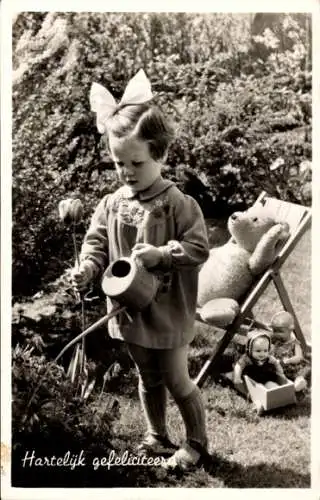 Ak Glückwunsch, Mädchen gießt Blumen, Teddy, Puppen, Garten