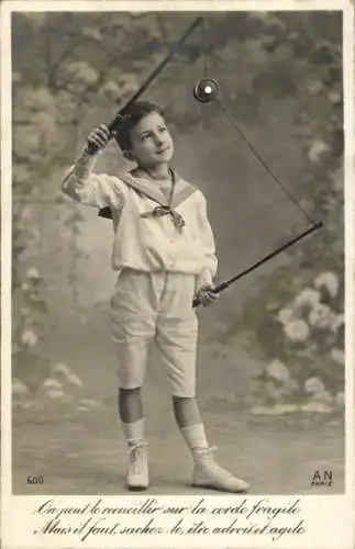 Ak Junge spielt mit Diabolo, Spielzeug