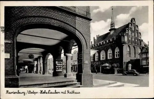 Ak Malbork Marienburg Westpreußen, Hohe Lauben mit Rathaus, Straßenpartie