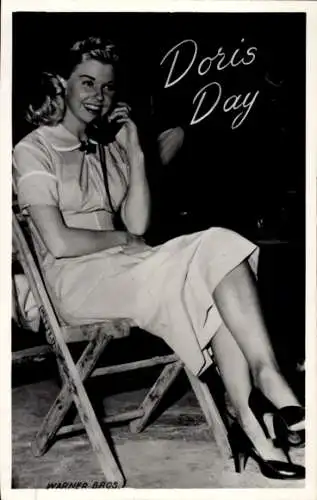 Ak Schauspielerin Doris Day, Portrait mit Telefon, Klappstuhl