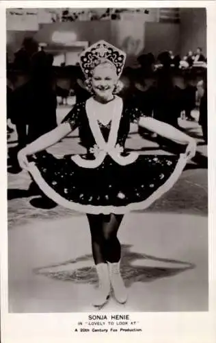 Ak Schauspielerin und Eiskunstläuferin Sonja Henie, Lovely to look at, Filmszene