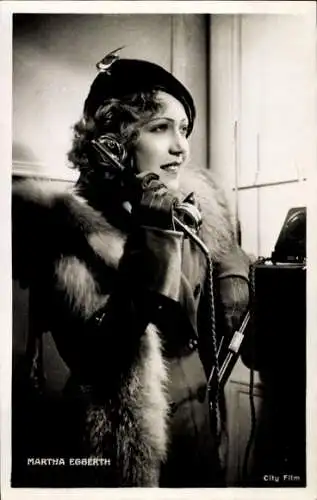 Ak Schauspielerin Marta Eggerth, Portrait, Telefon, Pelzkragen