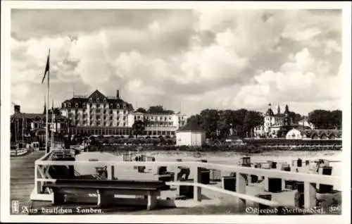 Ak Ostseebad Heringsdorf auf Usedom, Rückblick von der Seebrücke, Strand