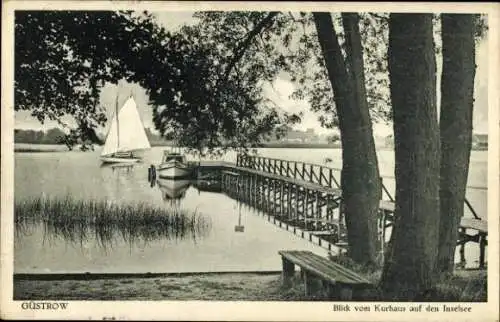 Ak Güstrow in Mecklenburg, Blick vom Kurhaus auf den Inselsee, Segelboot