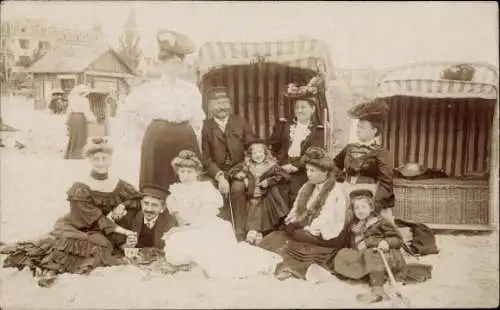 Foto Ak Ostseebad Ahlbeck auf Usedom, Gruppenbild am Strand, Strandkorb