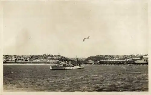 Foto Ak Britisches Kriegsschiff, Kleiner Kreuzer vor dem Hafen von Port Elizabeth, Südafrika