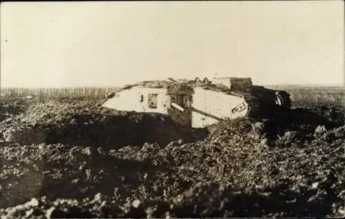 Foto Ak Britischer Panzer, Mark II Tank, auf dem Schlachtfeld, 1. WK