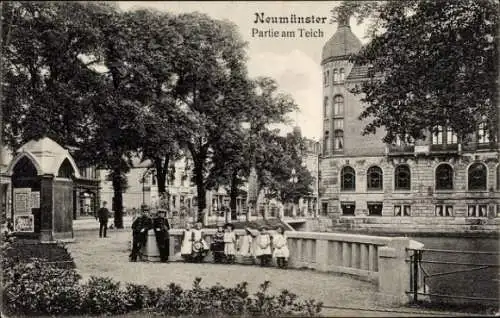 Ak Neumünster in Holstein, Am Teich, Kinder