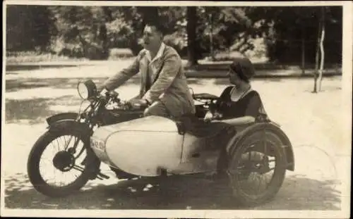 Foto Ak Motorrad mit Beiwagen, Mann, Frau, Budapest, J. Dobay