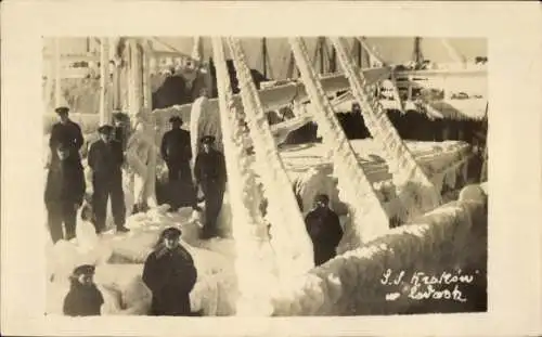 Foto Ak Frachtschiff SS Krakow im Winter, Seeleute