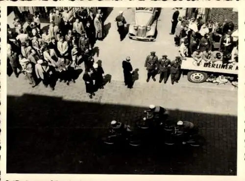 Foto Berlin Neukölln, Radrennen 1954, Frieddensfahrt, Zuschauer, Berliner Kindl Brauerei