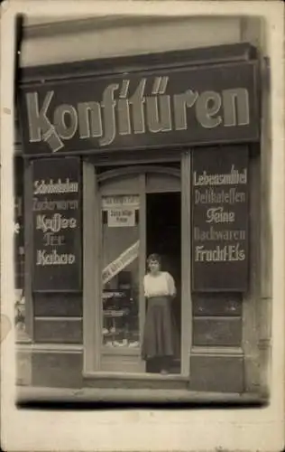 Foto Ak Lebensmittelhandlung, Frau in der Eingangstür