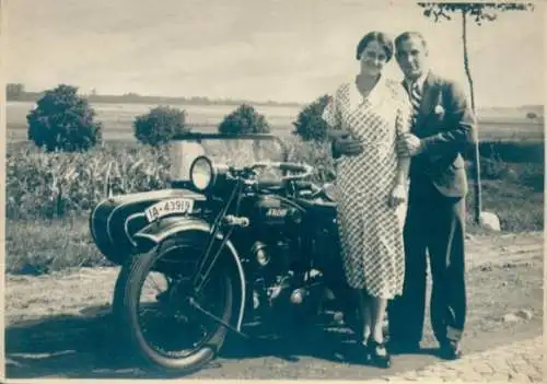 Foto Motorrad, Kennzeichen IA 43919, Liebespaar, Porträt