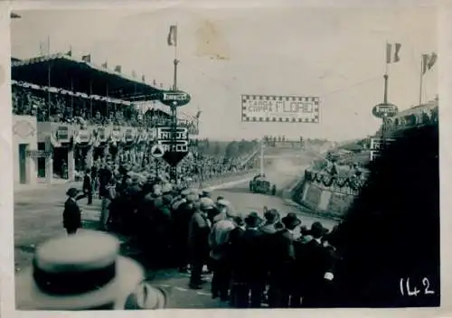 Foto Motorrennsport, Tribüne, Rennwagen, Zuschauer