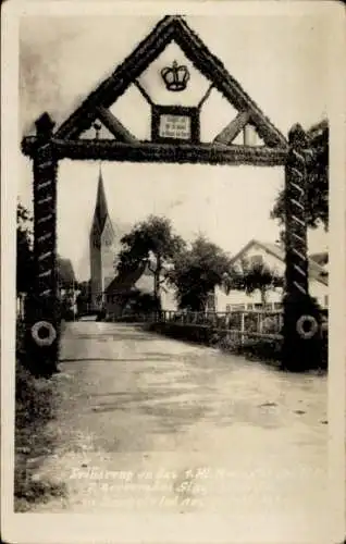 Foto Ak Deuchelried Wangen im Allgäu, Straße, Festschmuck, Tor, Fahne