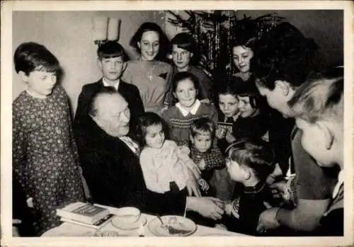 Ak Bundeskanzler Konrad Adenauer am Weihnachtsabend, Waisenkinder