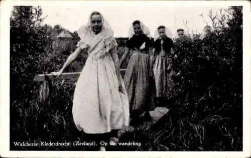 Ak Zeeland Niederlande, Walchersche Klederdracht, Op de wandeling