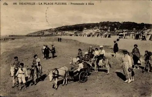 Ak Deauville La Plage Fleurie Calvados, Promenade a anes