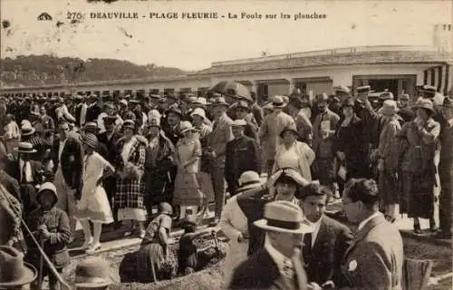 Ak Deauville La Plage Fleurie Calvados, La Foule sur les planches
