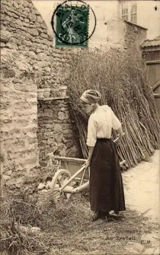 Ak Französische Tracht, Bauernmädchen mit Heugabel, Schubkarre