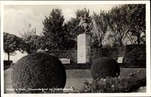 Ak Krefeld am Niederrhein, Grafschaftsplatz, Husarendenkmal