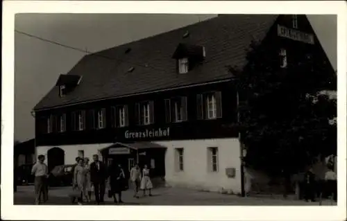 Ak Zinnwald Georgenfeld Altenberg im Erzgebirge, Grenzsteinhof, Passanten