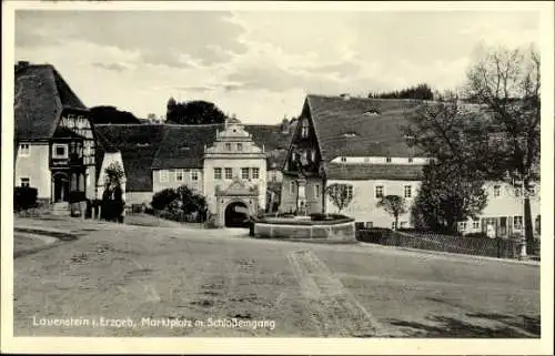 Ak Lauenstein Altenberg im Erzgebirge, Marktplatz, Schlosseingang, Brunnen