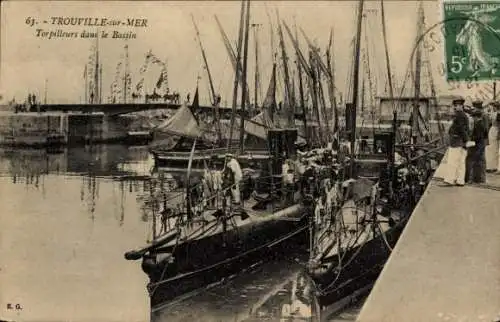 Ak Trouville sur Mer Calvados, Torpedoboote im Hafen