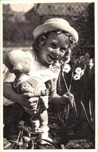 Ak Mädchen mit Puppe im Garten