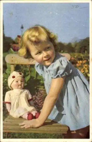 Ak Blondes Mädchen in blauem Kleid mit Puppe