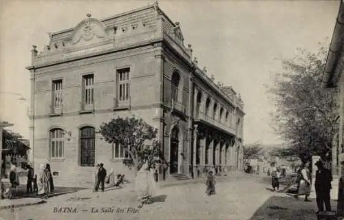 Ak Batna Algerian, La Salle des Fetes, Straßenpartie, Passanten