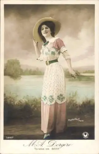 Ak Schauspielerin Arlette Dorgere, Portrait, Toilette de Beer