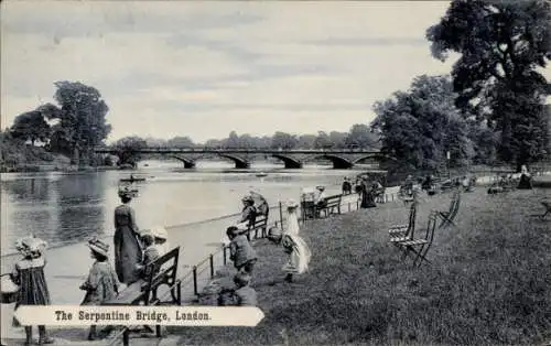 Ak London City, Serpentine Bridge, Brücke, Promenade am Wasser