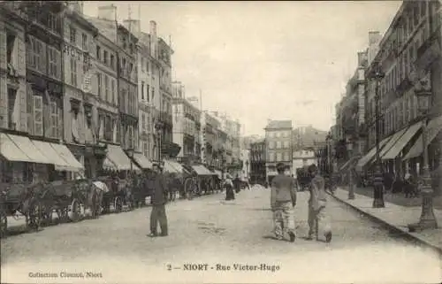 Ak Niort Deux Sèvres, Rue Victor Hugo, Kutsche