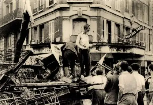 Ak Befreiung von Paris, eine Barrikade