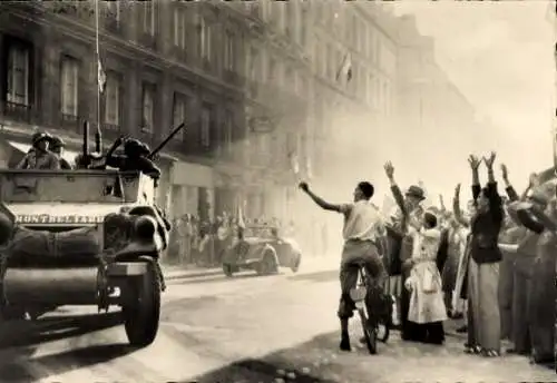 Ak Befreiung von Paris, die Panzerwagen treffen ein