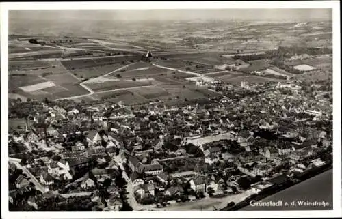 Ak Grünstadt an der Weinstraße Pfalz, Fliegeraufnahme