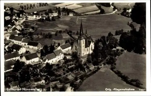 Ak Nonnweiler im Saarland, Blick auf den Ort, Kirche, Fliegeraufnahme