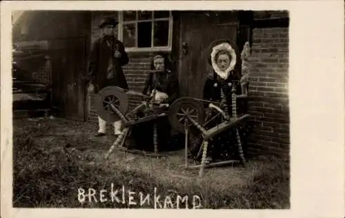 Foto Ak Breklenkamp Overijssel, Mann und Frauen in Trachten, Spinnräder