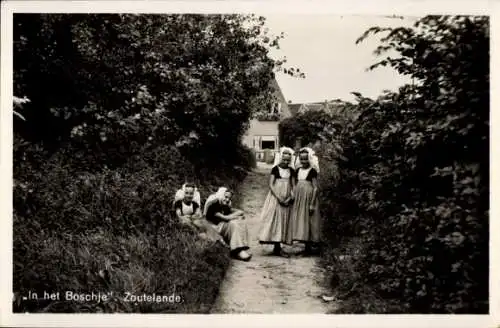 Ak Zoutelande Zeeland, Mädchen in niederländischer Volkstracht, In het Boschje