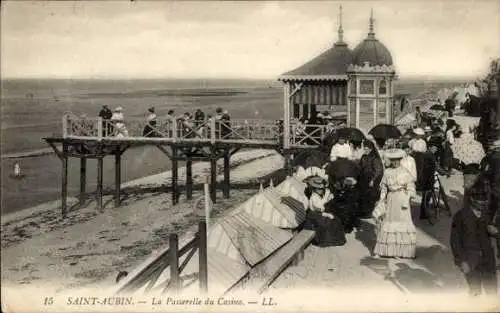 Ak Saint Aubin sur Mer Calvados, Passerelle du Casino, Spaziergänger