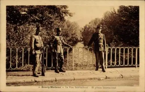 Ak Bourg Madame Pyrénées Orientales, Pont International, Soldaten