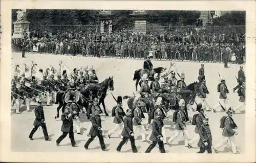 Ak Berlin Mitte, Kaiser Wilhelm an der Spitze der Fahnenkompagnie, Parade