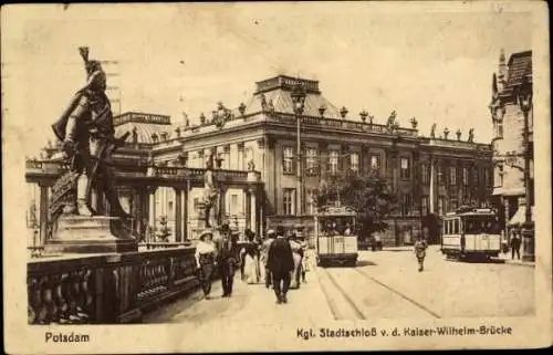 Ak Potsdam, Königliches Stadtschloss von der Kaiser-Wilhelm-Brücke, Straßenbahnen