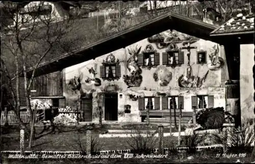 Ak Mittenwald in Oberbayern, bemaltes Bauernhaus aus dem 18. Jahrhundert