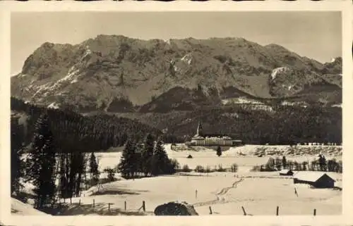 Ak Krün in Oberbayern, Schloss Elmau mit Wettersteinwand, Gesamtansicht, Winter