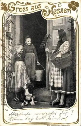 Passepartout Ak Frau und Kinder in hessischer Tracht, Harke, Hund