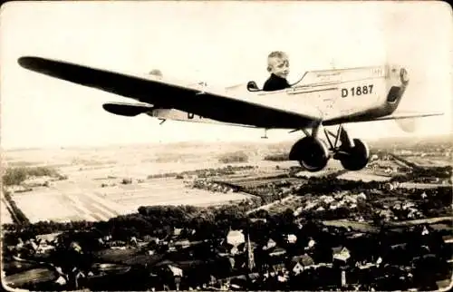 Foto Ak Junge im Flieger D 1887, Fotomontage, Luftbild