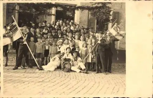 Foto Ak Junge Marinesoldaten in Uniformen, Fahnen, Kinder-Gruppenfoto