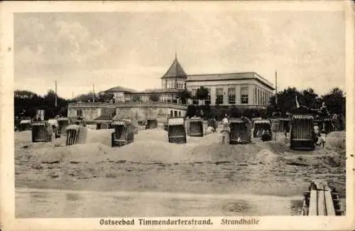 Ak Timmendorfer Strand in Ostholstein, Blick über den Strand zur Strandhalle